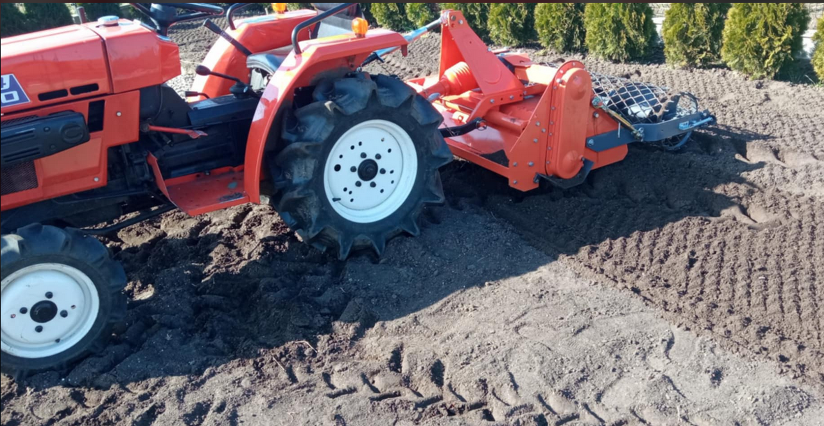 Szczegół pracy nad trawnikiem